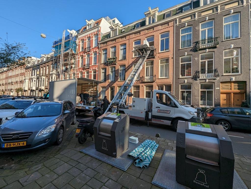Verhuislift van Rood Verhuizingen aan een gevel in Amsterdam
