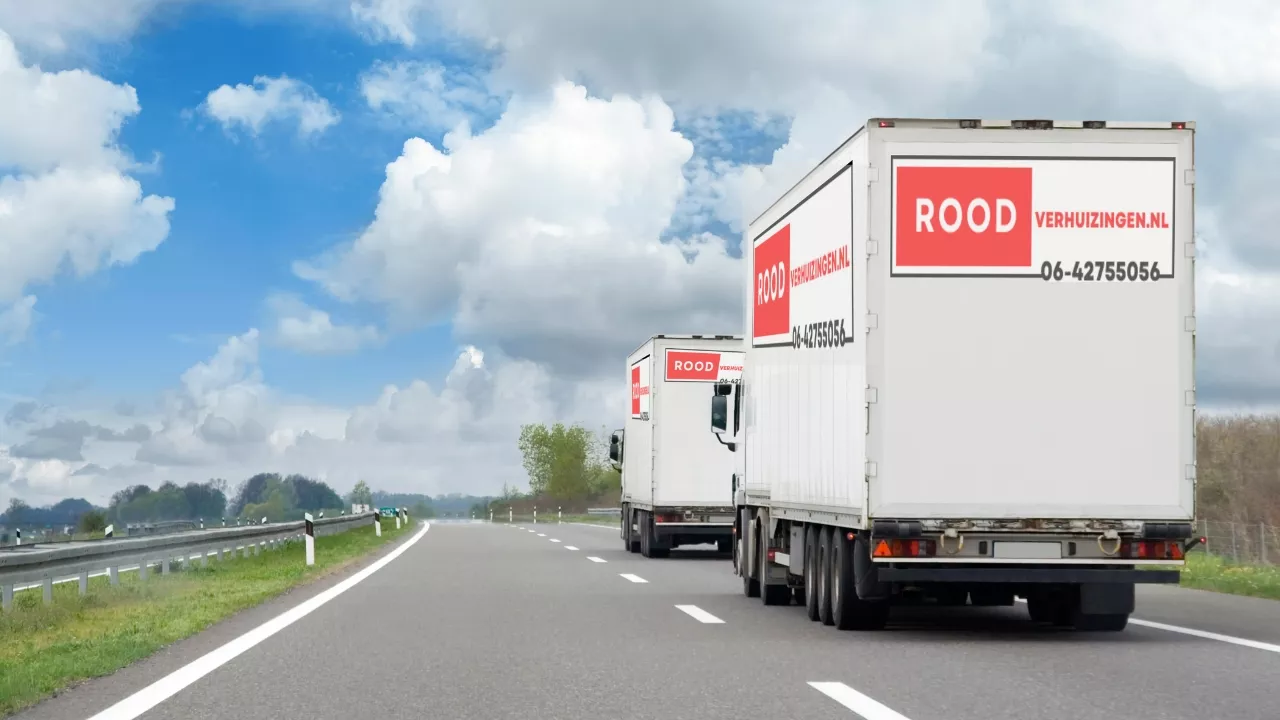 Verhuiswagens van Rood Verhuizingen onderweg